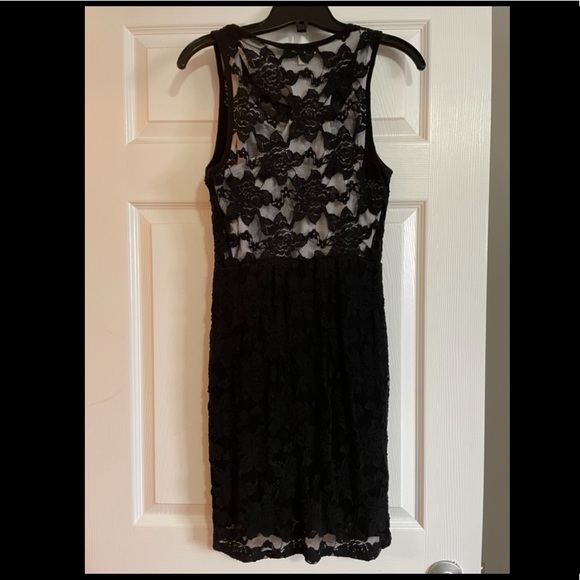 Fitted black dress with lace detail. Sweetheart neckline with mesh. Monteau - Picture 3 of 5